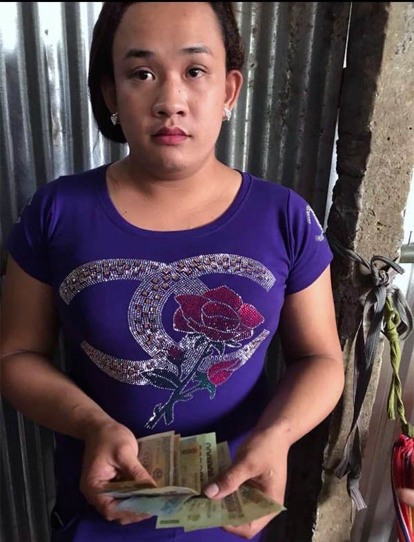 Bắt nhóm chuyên giả gái, "vờ" kích dục cho khách để trộm tài sản - 1 Lê Hoài Nhân giả gái để phục vụ khách rồi trộm tiền