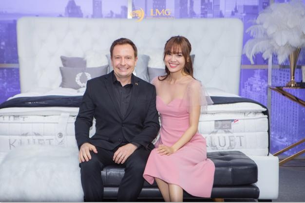 Dàn sao Việt mê mẩn trước những chiếc nệm sang trọng tại show của Đỗ Mạnh Cường - Ảnh 3. Dàn sao Việt mê mẩn trước những chiếc nệm sang trọng tại show của Đỗ Mạnh Cường - Ảnh 3.