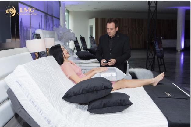 Dàn sao Việt mê mẩn trước những chiếc nệm sang trọng tại show của Đỗ Mạnh Cường - Ảnh 5. Dàn sao Việt mê mẩn trước những chiếc nệm sang trọng tại show của Đỗ Mạnh Cường - Ảnh 5.