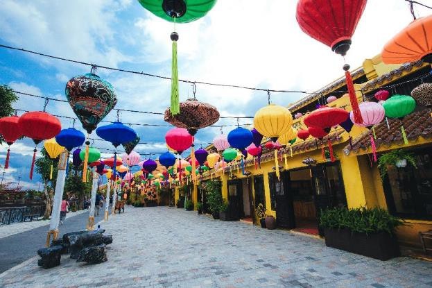 Đua nhau “check in” bên cây thông lồng đèn cao nhất Việt Nam - Ảnh 4. Đua nhau “check in” bên cây thông lồng đèn cao nhất Việt Nam - Ảnh 4.