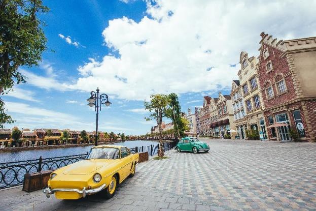Đua nhau “check in” bên cây thông lồng đèn cao nhất Việt Nam - Ảnh 6. Đua nhau “check in” bên cây thông lồng đèn cao nhất Việt Nam - Ảnh 6.
