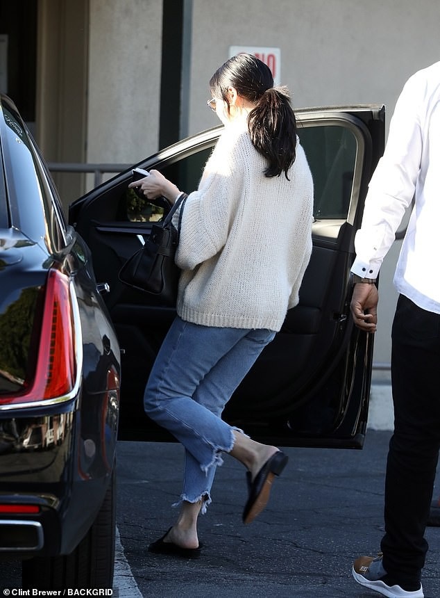 Justin Bieber và vợ đón năm mới tại Hawaii, Selena Gomez thong dong cùng bạn bè - 4
Cô trông nhanh nhẹn, khỏe mạnh sau thời gian điều trị tâm lý.