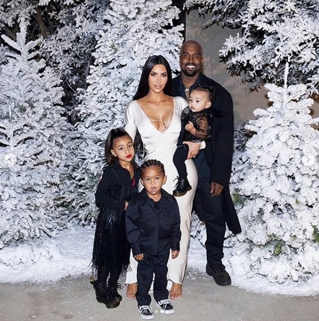 Kim Kardashian sắp đón đứa con thứ 4 - 1
Vợ chồng Kim và Kanye chuẩn bị đón đứa con thứ tư thông qua người mang thai hộ và đó sẽ là một cậu bé. Cậu nhóc sẽ chào đời vào tháng 5 tới đây