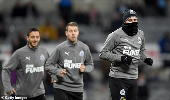 
Các cầu thủ Newcastle khởi động trong cái lạnh đầu năm tại St James Park
