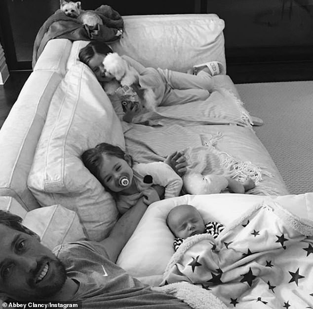 
Siêu mẫu 32 tuổi hết lời khen chồng là ông bố đảm và gia đình đông con của cô luôn rộn ràng tiếng cười.
