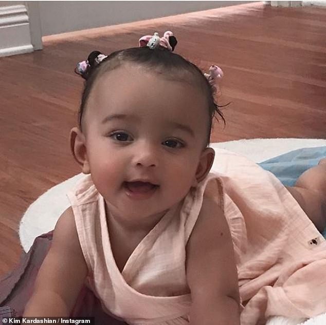 Kim Kardashian sắp đón đứa con thứ 4 - 2
Người phụ nữ mang thai hộ cô Kim đã sinh cho vợ chồng Kim bé gái Chicago hồi giữa tháng 1/2018. Kim bị các vấn đề sức khỏe trong lần mang thai trước đó ví như tiền sản giật nên cô không thể tiếp tục mang bầu