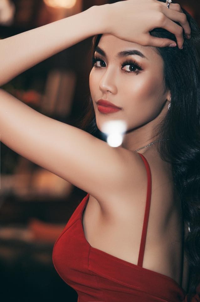 Cuộc sống với biệt thự đồ sộ, dinh cơ hoành tráng của Lan Khuê và ông xã đại gia - 2 Hoa khôi Áo dài Việt Nam 2014 sinh ra trong một gia đình học thức.