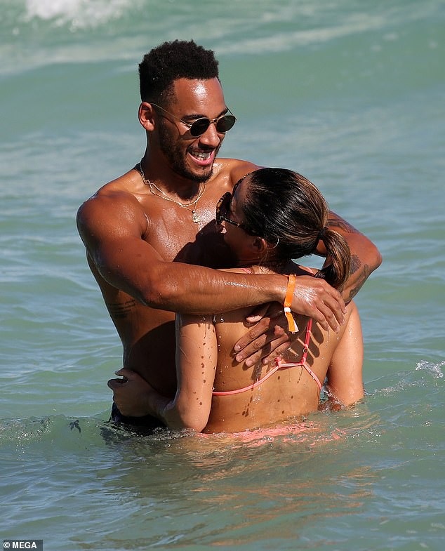 
Cặp đôi luôn thoải mái tình tứ trước ống kính thợ săn ảnh
