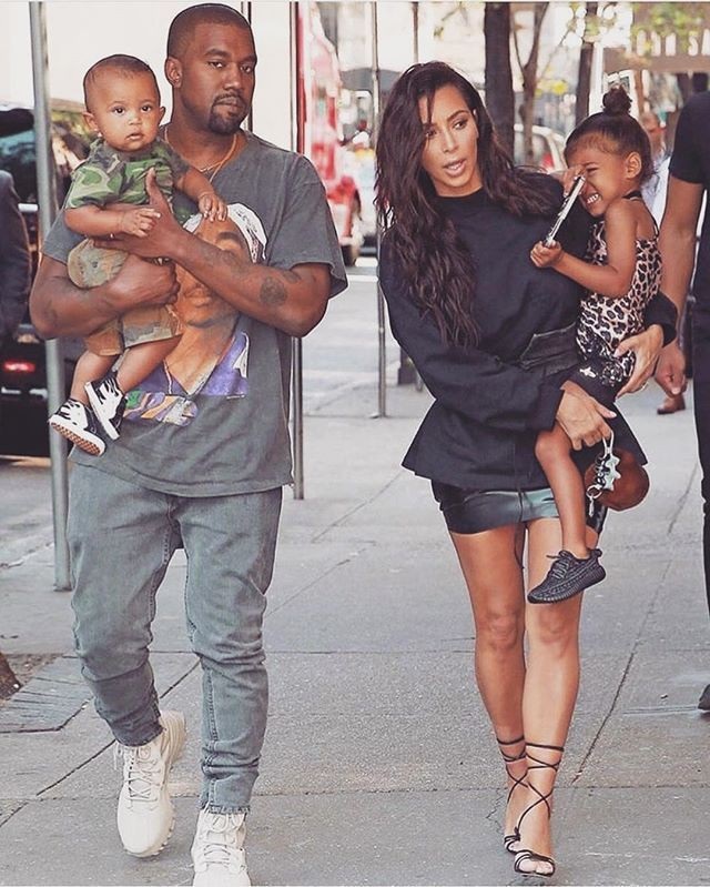 Kim Kardashian sắp đón đứa con thứ 4 - 5
Vào tháng 5 năm 2018, Kim đã nói về việc nhờ người mang thai hộ rằng: Việc kiểm soát ban đầu rất khó khăn nhưng sau đó nó là trải nghiệm rất tốt. Tôi nghĩ ai cũng có thể nhờ người mang thai hộ nếu cần.
