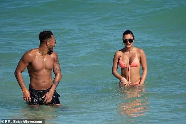 
Kazimir Crossley vốn là 1 chuyên gia trang điểm người London
