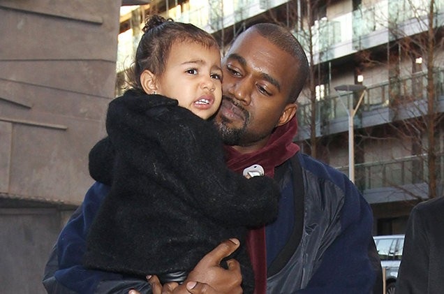 Kim Kardashian sắp đón đứa con thứ 4 - 6
Cả Kim và Kanye đều ở trong phòng sinh khi Chicago chào đời và Kim là người đầu tiên có da tiếp xúc với da với con gái của mình
