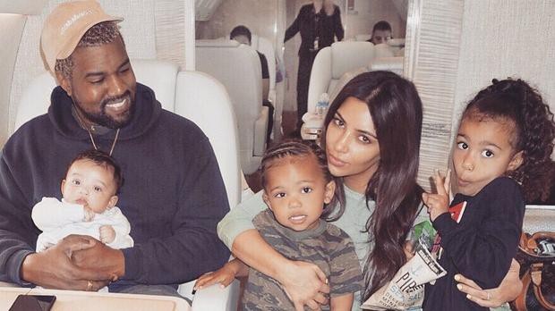 Kim Kardashian sắp đón đứa con thứ 4 - 7
Kim trước đây tiết lộ ước mơ của cô là có bốn đứa con, cô nói với trang E! năm ngoái rằng: Tôi không nghĩ rằng tôi có thể xử lý nhiều hơn thế. Kanye thì muốn có bảy đứa trẻ, điều này thật điên rồ. Tôi không nghĩ điều này có thể, đặc biệt là trong thế giới chúng ta đang sống hiện tại.