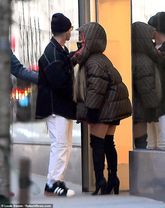 Vừa tuyên bố “làm người độc thân vui tính”, Ariana Grande xuất hiện bên bạn trai cũ - Ảnh 6.