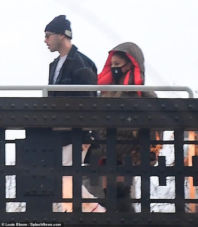 Vừa tuyên bố “làm người độc thân vui tính”, Ariana Grande xuất hiện bên bạn trai cũ - Ảnh 4.