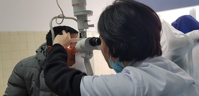 Một nam giới đối mặt với nguy cơ mù mắt phải vì chơi pháo hoa dịp lễ tết - Ảnh 2. Một nam giới đối mặt với nguy cơ mù mắt phải vì chơi pháo hoa dịp lễ tết - Ảnh 2.