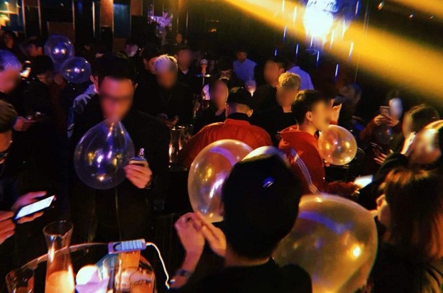 Bóng cười, shisha: Giới trẻ thản nhiên sử dụng dù đã bị cấm (P.1) - 3
Các bạn trẻ lên bar thản nhiên sử dụng bóng cười và shisa như một thức chơi sành điệu.