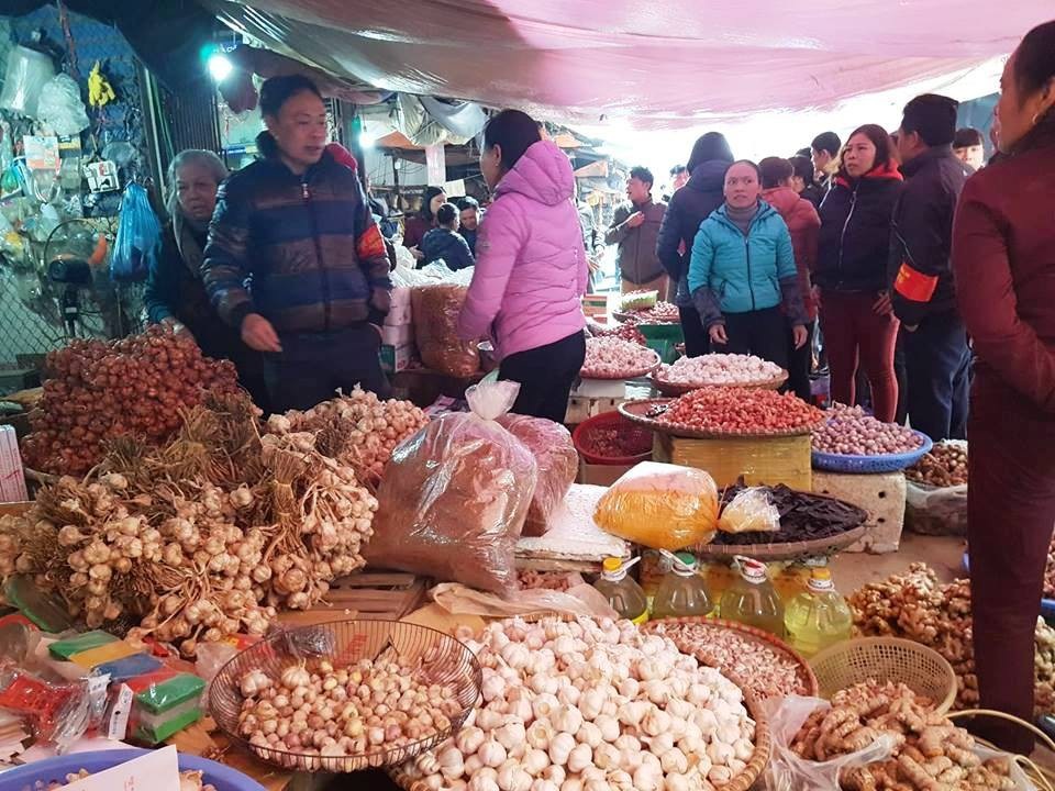 Ninh Bình: Hàng trăm tiểu thương “kêu trời” vì bị tăng tiền chỗ ngồi bất thường! - Ảnh 2. Ninh Bình: Hàng trăm tiểu thương “kêu trời” vì bị tăng tiền chỗ ngồi bất thường! - Ảnh 2.