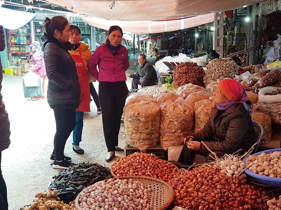 Ninh Bình: Hàng trăm tiểu thương “kêu trời” vì bị tăng tiền chỗ ngồi bất thường! - Ảnh 4. Ninh Bình: Hàng trăm tiểu thương “kêu trời” vì bị tăng tiền chỗ ngồi bất thường! - Ảnh 4.