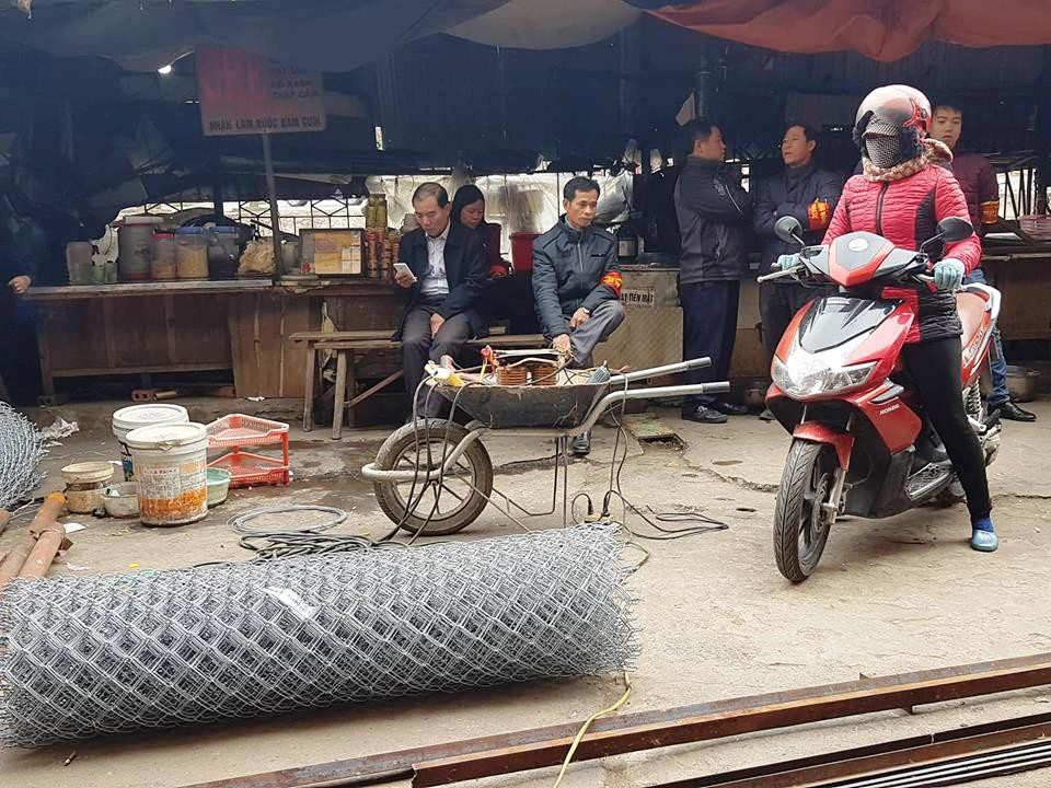 Ninh Bình: Hàng trăm tiểu thương “kêu trời” vì bị tăng tiền chỗ ngồi bất thường! - Ảnh 1. Ninh Bình: Hàng trăm tiểu thương “kêu trời” vì bị tăng tiền chỗ ngồi bất thường! - Ảnh 1.