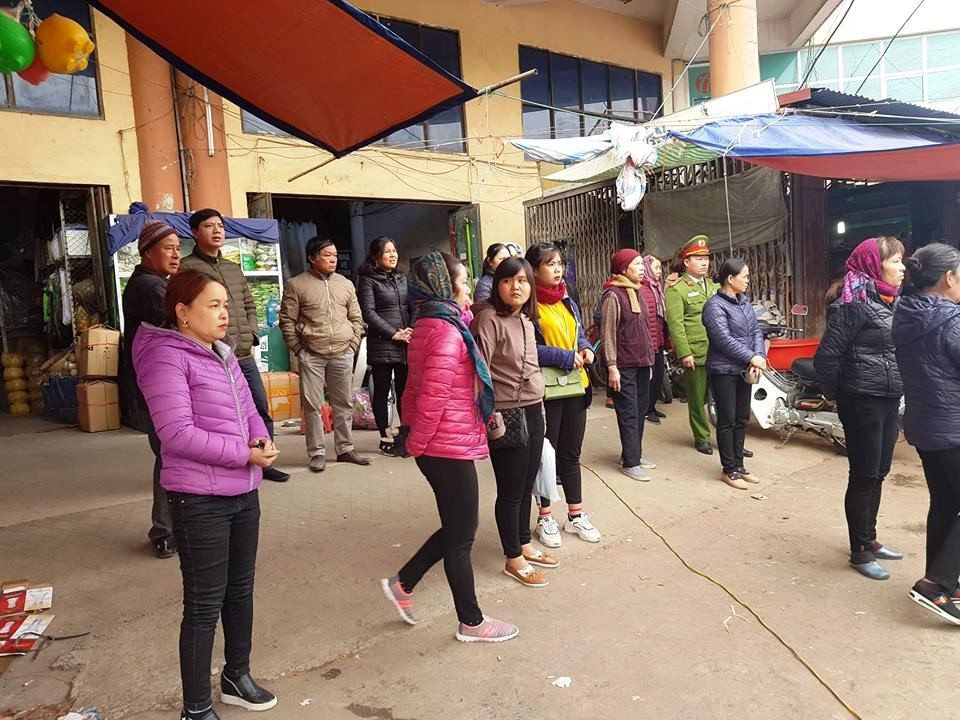 Ninh Bình: Hàng trăm tiểu thương “kêu trời” vì bị tăng tiền chỗ ngồi bất thường! - Ảnh 5. Ninh Bình: Hàng trăm tiểu thương “kêu trời” vì bị tăng tiền chỗ ngồi bất thường! - Ảnh 5.