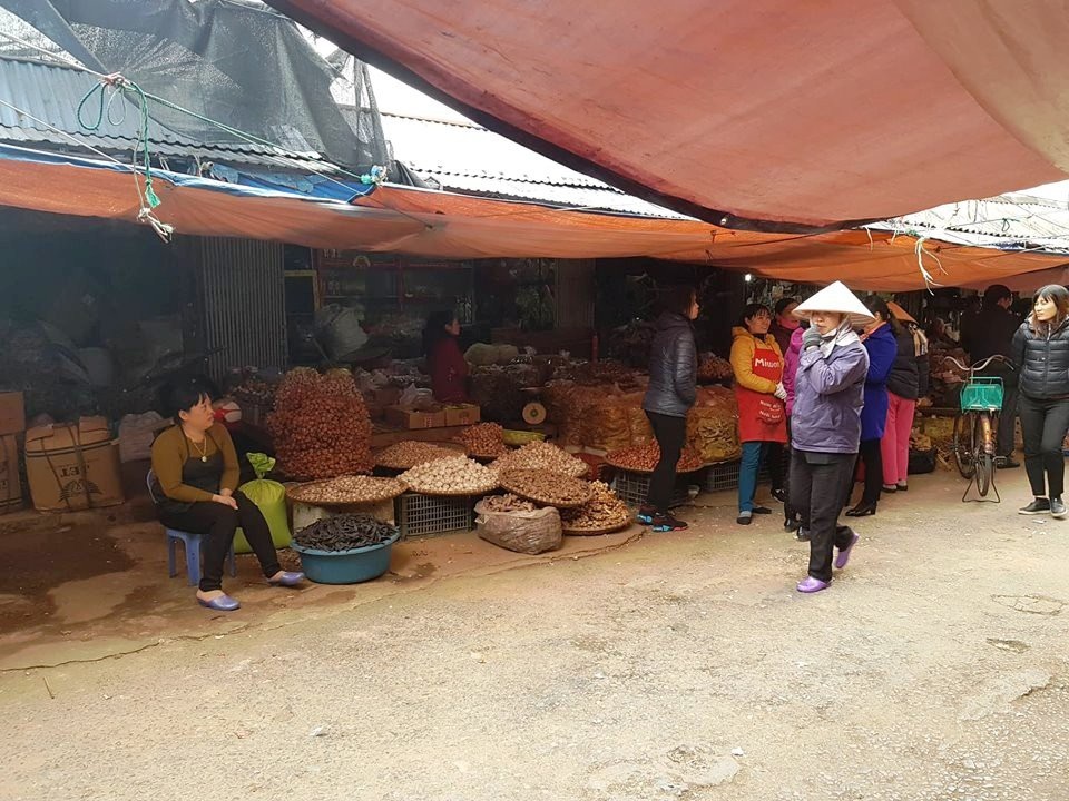Ninh Bình: Hàng trăm tiểu thương “kêu trời” vì bị tăng tiền chỗ ngồi bất thường! - Ảnh 3. Ninh Bình: Hàng trăm tiểu thương “kêu trời” vì bị tăng tiền chỗ ngồi bất thường! - Ảnh 3.