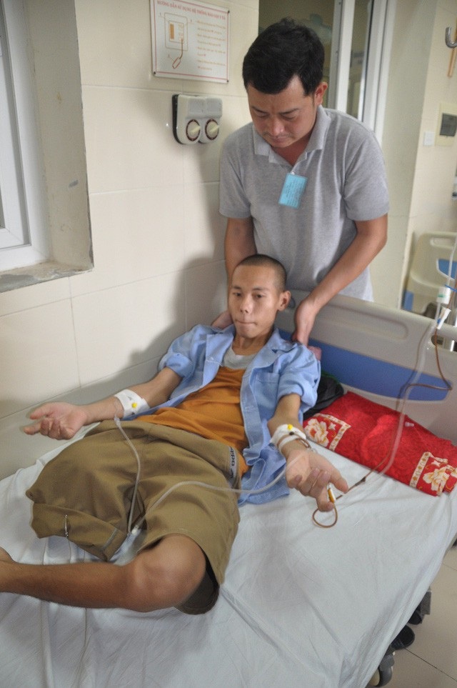 Gần 94 triệu đến với em Phát bị ung thư xương - 1 Trong những đợt điều trị của mình, nếu không có ai đi chăm thì mọi sinh hoạt Phát đều nhờ những người nhà bệnh nhân bên cạnh giúp đỡ.