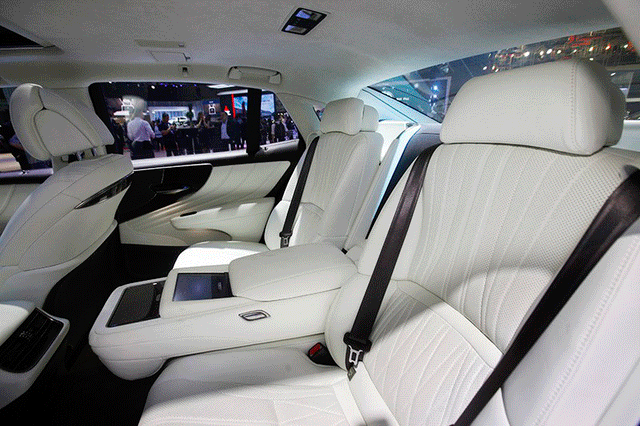 Mẫu Lexus LS 500 đầu tiên xuất hiện tại Việt Nam vào tháng 10/2018.