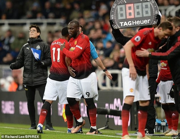 Nhìn lại chiến thắng thứ tư liên tiếp của Solskjaer cùng Man Utd - 16
Bế tắc trong tấn công, Solskjaer đã tung Lukaku vào thay Martial