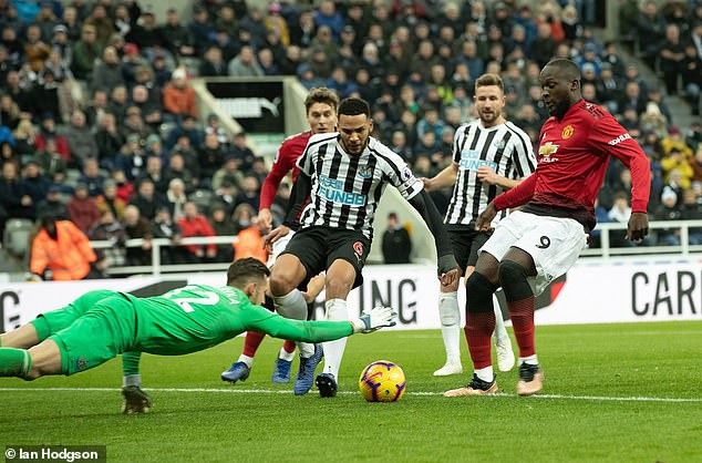 Nhìn lại chiến thắng thứ tư liên tiếp của Solskjaer cùng Man Utd - 17
Chỉ 38 giây sau khi có mặt trên sân, cầu thủ người Bỉ đã sút tung lưới của Newcastle mở tỉ số trận đấu