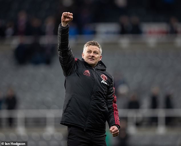 Nhìn lại chiến thắng thứ tư liên tiếp của Solskjaer cùng Man Utd - 22
Solskajer ăn mừng chiến thắng thứ tư liên tiếp cùng Man Utd, ông là người thứ hai cán mốc bốn chiến thắng đầu tiên cùng Quỷ đỏ sau huyền thoại Matt Busby