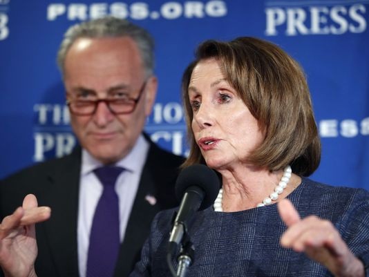 Tổng thống Trump cảnh báo chính phủ Mỹ sẽ đóng cửa lâu dài - 2
Hai nghị sĩ hàng đầu của đảng Dân chủ Nancy Pelosi (phải) và Charles Schumer. (Ảnh: AP)