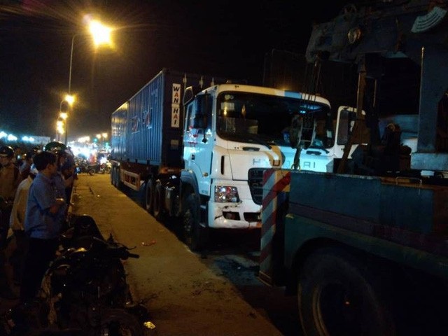 Vụ tai nạn kinh hoàng: Phanh xe container hoạt động bình thường - 1 Chiếc xe container được kéo ra khỏi hiện trường vụ tai nạn.