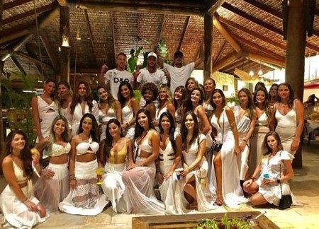 Neymar đón năm mới 2019 tưng bừng bên dàn mỹ nhân - Ảnh 2. Neymar đón năm mới 2019 tưng bừng bên dàn mỹ nhân - Ảnh 2.