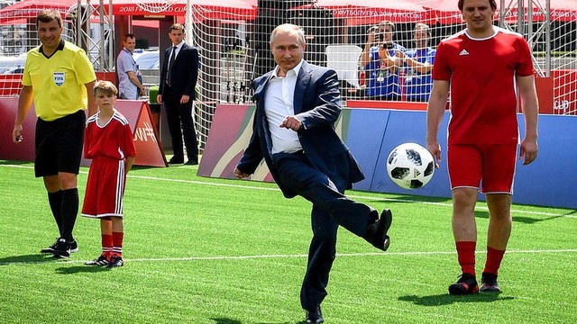 Chiến thắng vang dội nhất của Tổng thống Putin năm 2018 - 1
Tổng thống Putin đá bóng giao lưu với các cầu thủ trẻ nhân dịp Nga đăng cai World Cup 2018 hồi tháng 8. (Ảnh: Reuters)