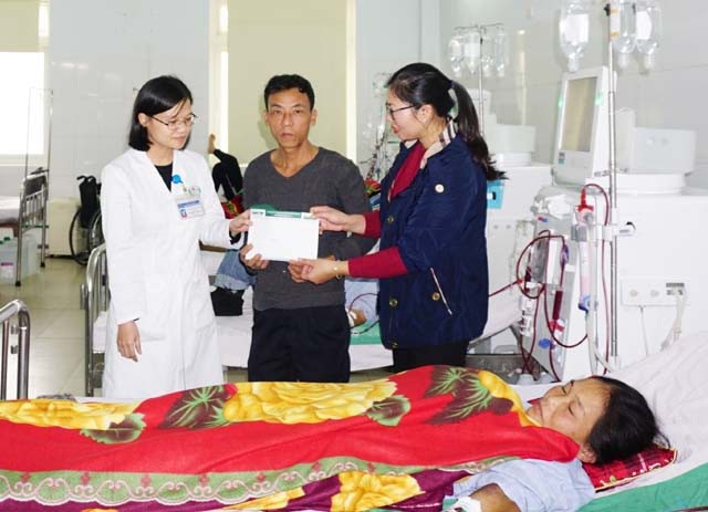 Trao hơn 68 triệu đồng đến người mẹ bị suy thận - 1 PV Dân trí và đại diện Khoa Nội thận - Bệnh viện Hữu nghị đa khoa Nghệ An trao số tiền hơn 68 triệu đồng bạn đọc ủng hộ chị Nguyễn Thị Châu.