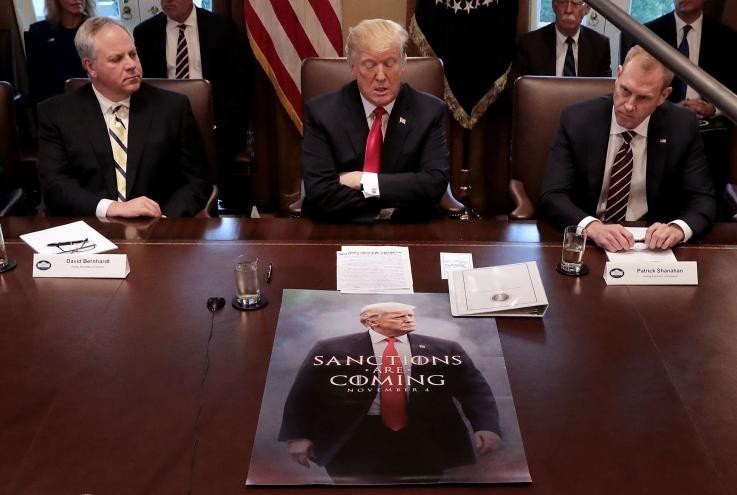 Tấm biểu ngữ lạ trong buổi họp nội các đầu năm của ông Trump - Ảnh 1. Tấm biểu ngữ lạ trong buổi họp nội các đầu năm của ông Trump - Ảnh 1.