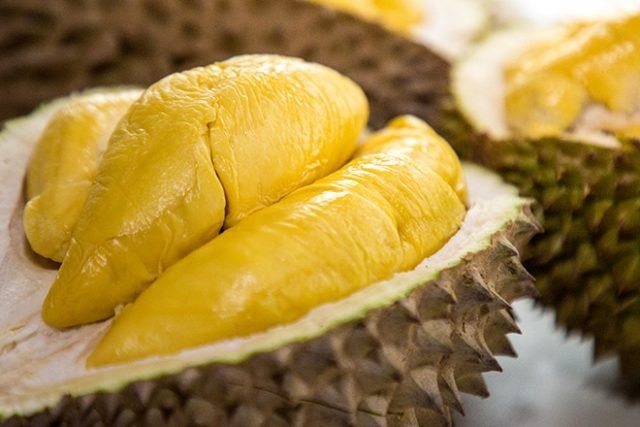 Bị cấm mang sầu riêng lên tàu, khách Trung Quốc cầm cưa sắt bổ đôi ăn tại chỗ - Ảnh 4. Bị cấm mang sầu riêng lên tàu, khách Trung Quốc cầm cưa sắt bổ đôi ăn tại chỗ - Ảnh 4.