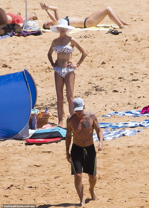 
Ca sỹ Keith Urban cũng trẻ trung hơn nhiều so với tuổi 51
