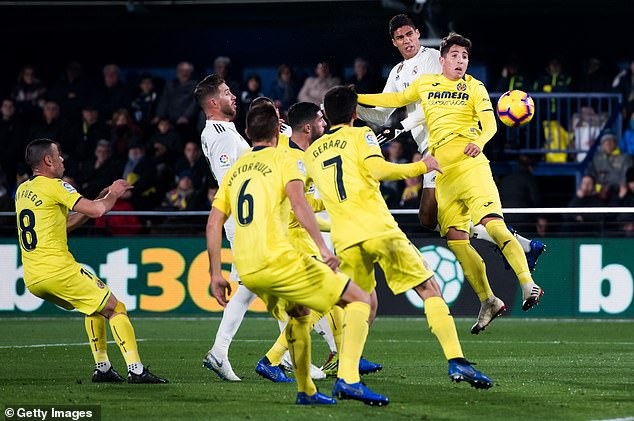 Villarreal 2-2 Real Madrid: Trận hòa thất vọng - 3
Varane nâng tỷ số lên 2-1 cho Real Madris sau tình huống đánh đầu