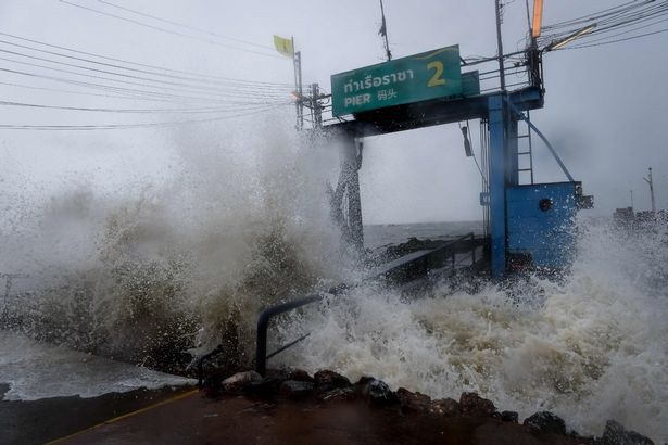 Siêu bão mạnh nhất trong 30 năm đổ bộ Thái Lan, có thể gây sóng cao 7m - 3
(Ảnh: AFP)