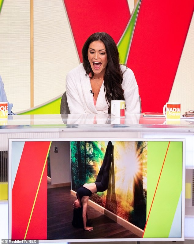 Casey Batchelor thon thả đáng kinh ngạc khi giảm 26 kg sau khi sinh con - 12
Tôi chỉ nạp vào cơ thể khoảng 1200 calo mỗi ngày, bạn sẽ giảm cân nhờ thế. 300 calo cho bữa sáng, 400 cho bữa trưa và 500 cho bữa tối. Đó là phần ăn hợp lý. Casey thừa nhận làm mẹ là một thử thách thực sự đối với cô, người đẹp nói không ai có thể chuẩn bị đủ kinh nghiệm trước khi làm mẹ và triền miên trong tình trạng thiếu ngủ.