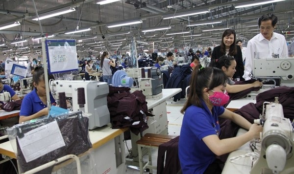 Quảng Trị: Thưởng Tết Nguyên đán mức cao nhất là 66 triệu đồng - 1 Công nhân tại Quảng Trị làm việc trong xưởng may. Ảnh: H.T.