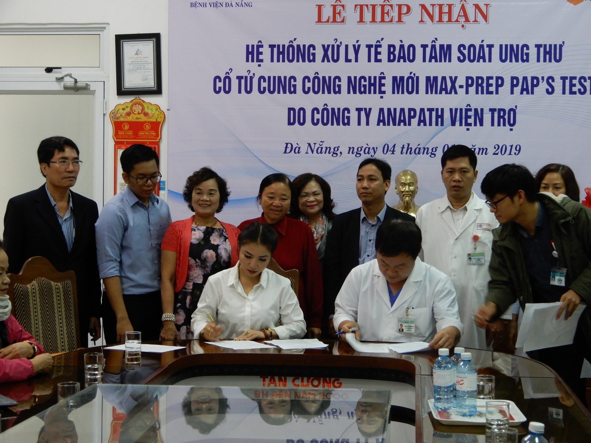 Bệnh viện Đà Nẵng tiếp nhận hệ thống tầm soát tế bào ung thư cổ tử cung - Ảnh 1. Bệnh viện Đà Nẵng tiếp nhận hệ thống tầm soát tế bào ung thư cổ tử cung - Ảnh 1.