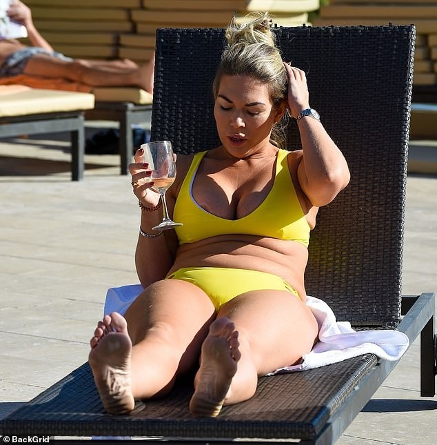 Frankie Essex vẫn tự tin diện bikini dù thân hình kém thon gọn - 6
Frankie đã đưa ra năm lời khuyên cho một chế độ ăn uống lành mạnh. Lời khuyên của cô bao gồm ăn nhiều rau, uống nước và đổi mì ống sang cơm trắng hoặc gạo lứt để thực sự có thể giảm cân. Frankie khẳng định đây là mẹo số một của cô để giữ sức khỏe và giảm cân và tiết lộ rằng cô giảm cân rõ rệt mỗi ngày nhờ ăn uống khoa học.