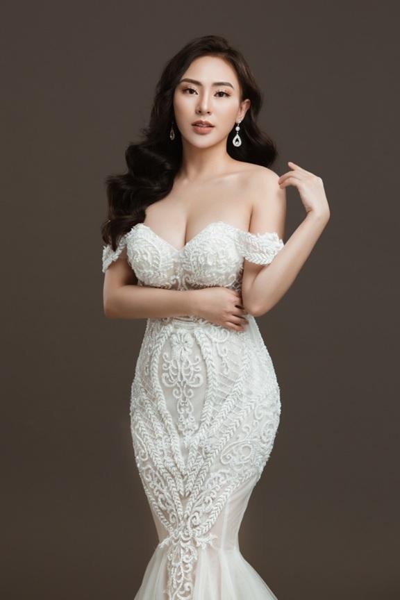 Doanh nhân Thu Hoàng khoe vẻ nữ tính trong bộ ảnh mới - 1 Thu Hoàng gợi cảm với trang phục đính đá cầu kỳ và lấp lánh. Gương mặt nữ tính nhưng không kém phần sắc sảo của nữ doanh nhân sinh năm 1994