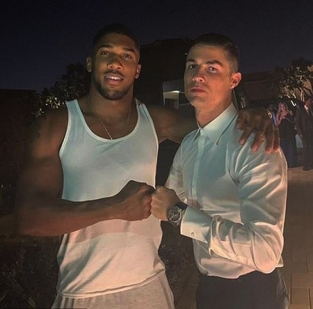 C.Ronaldo bất ngờ “đọ nắm đấm” với nhà vô địch quyền anh thế giới - Ảnh 1. C.Ronaldo bất ngờ “đọ nắm đấm” với nhà vô địch quyền anh thế giới - Ảnh 1.
