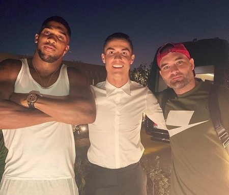 C.Ronaldo bất ngờ “đọ nắm đấm” với nhà vô địch quyền anh thế giới - Ảnh 2. C.Ronaldo bất ngờ “đọ nắm đấm” với nhà vô địch quyền anh thế giới - Ảnh 2.