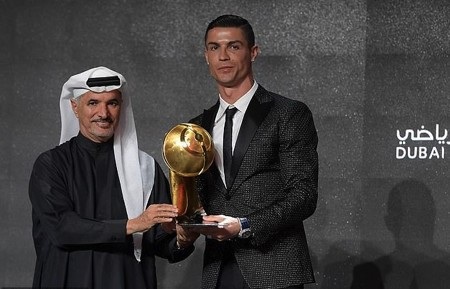 C.Ronaldo bất ngờ “đọ nắm đấm” với nhà vô địch quyền anh thế giới - Ảnh 3. C.Ronaldo bất ngờ “đọ nắm đấm” với nhà vô địch quyền anh thế giới - Ảnh 3.