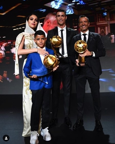 C.Ronaldo bất ngờ “đọ nắm đấm” với nhà vô địch quyền anh thế giới - Ảnh 4. C.Ronaldo bất ngờ “đọ nắm đấm” với nhà vô địch quyền anh thế giới - Ảnh 4.