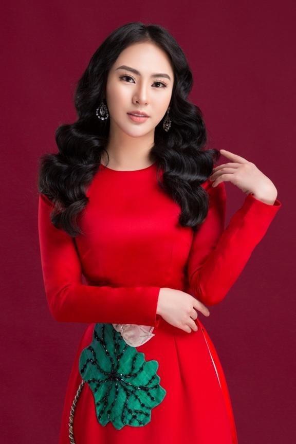 Doanh nhân Thu Hoàng khoe vẻ nữ tính trong bộ ảnh mới - 4 Tấm Thu Hoàng - cái tên được nhiều người nổi tiếng tín nhiệm trong việc chăm sóc sắc đẹp. Nữ doanh nhân hiện đang điều hành 2 cơ sở làm đẹp với vị trí đắc địa, Thu Hoàng chính là hình mẫu lý tưởng của nhiều bạn trẻ hiện đại noi theo.